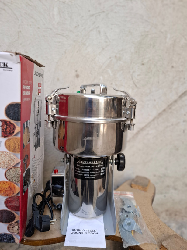 آسیاب صنعتی گاستروبلک 2 کیلویی 2000 گرم سیم پیچ موتور تمام مس آلمانی لیبل دار3800وات مخصوص عطاری و پودر کردن سنگ و شیشه